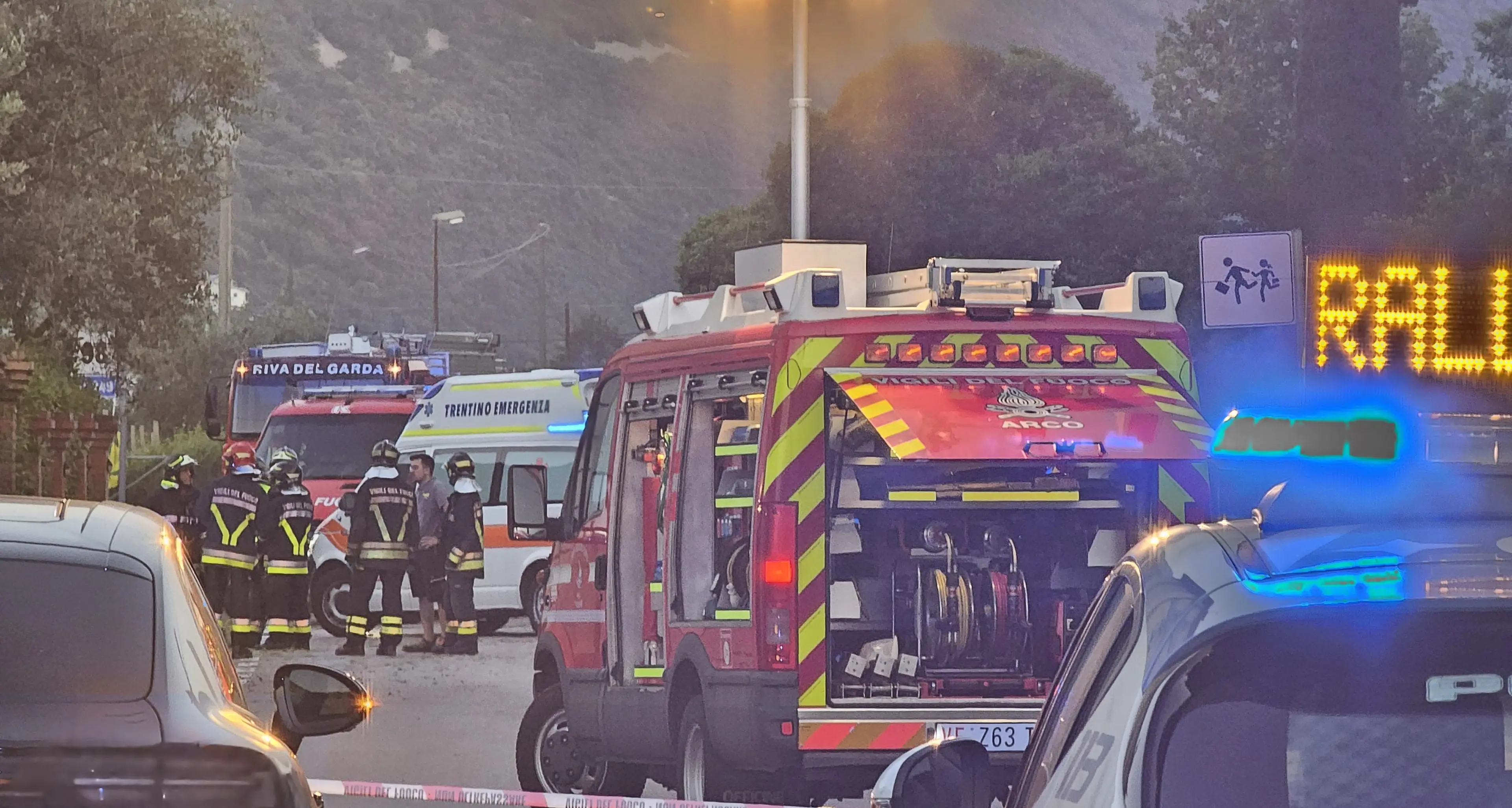 Arco: un’auto finisce contro il ristorante di Peter Brunel, un 31enne portato in ospedale con l’elicottero