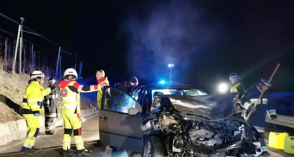 Scontro tra due auto in Alto Adige, otto giovani feriti ma non in pericolo di vita