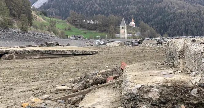 Lavori al lago di Resia, si abbassa il livello e spunta il paese sommerso