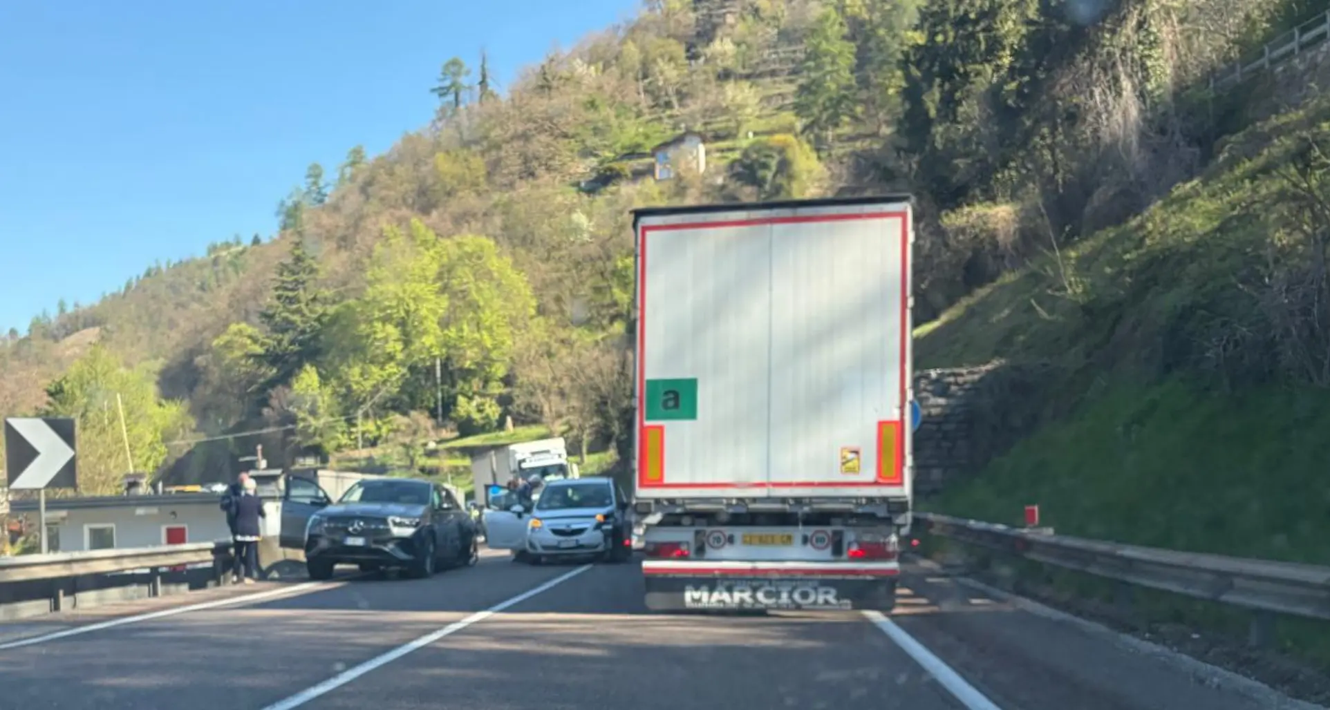 Scontro tra due auto sulla Valsugana all’altezza del Faro: traffico paralizzato in direzione Padova