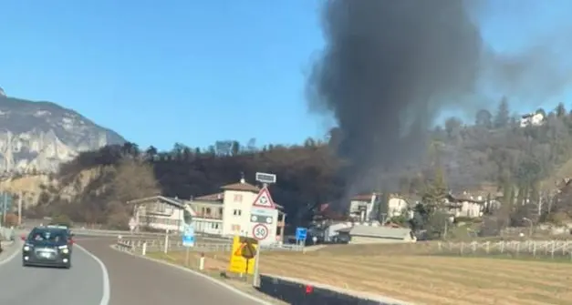 Sorni: a fuoco un deposito agricolo e la legnaia, i vigili del fuoco limitano i danni