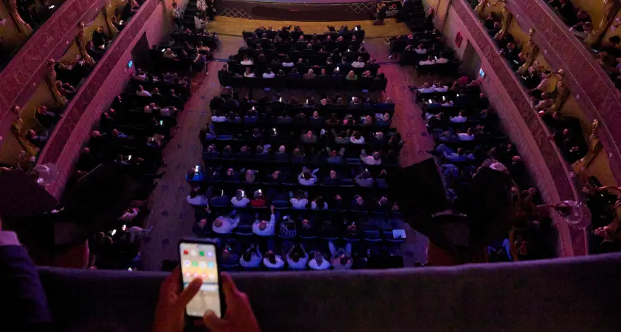 Per le famiglie poverissime o con almeno tre figli, arriva il voucher cultura per andare al cinema o a teatro
