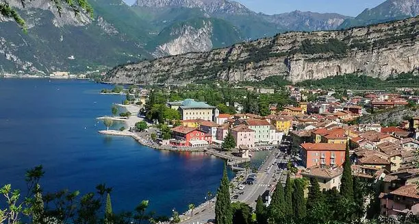 L’appello del parroco di Nago Torbole: “Affittate ai residenti, non c’è solamente il turismo”