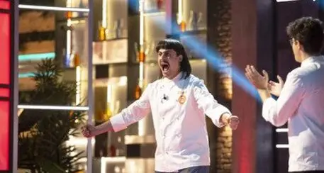 Il vincitore di Masterchef, Edoardo Franco, mantiene la promessa: «mi raso a zero»