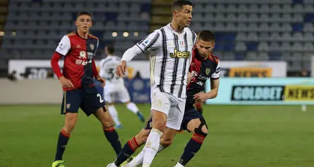 I tifosi del Cagliari postano la foto del piede di CR7 su Cragno