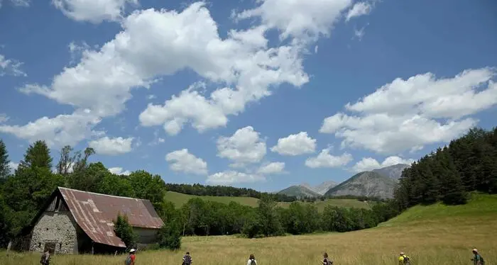 La Francia è in ansia per il piccolo Emile, scomparso a due anni mentre si trovava dai nonni in montagna