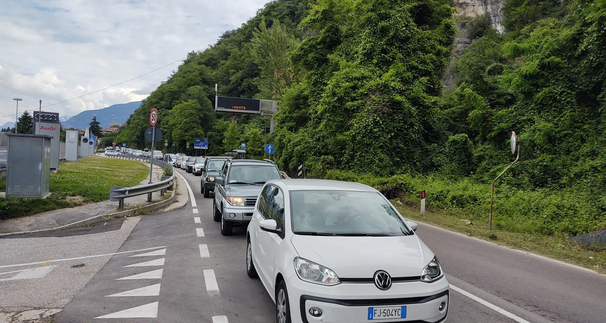 Assalto all’hub vaccinale di Trento Sud, un centinaio di auto in coda e si blocca la statale