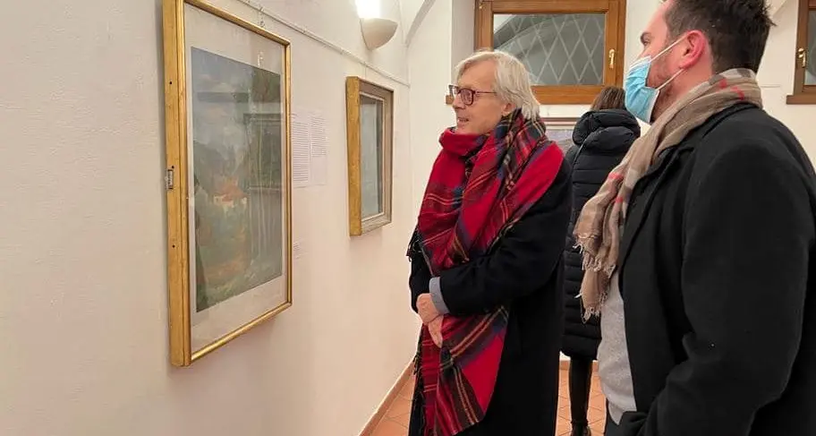 Babbo Natale? No, Vittorio Sgarbi, in visita a Nogaredo si fa aprire la mostra dal sindaco