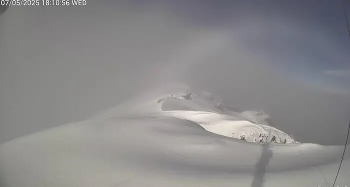Marmolada, è ancora inverno: la vetta sommersa di neve