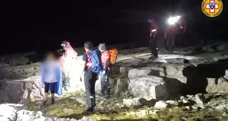 Notte in grotta per una famiglia dispersa sulle Tre Cime di Lavaredo, salvati