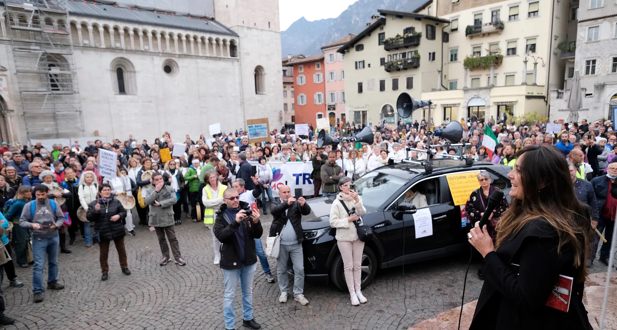 Divieto di cortei «no green pass» dal 13 novembre: oggi manifestanti in piazza Dante per sfilare
