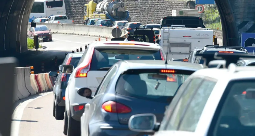 Lavori al viadotto di Montevideo: code chilometriche da Vezzano a Trento, un’ora per arrivare in città
