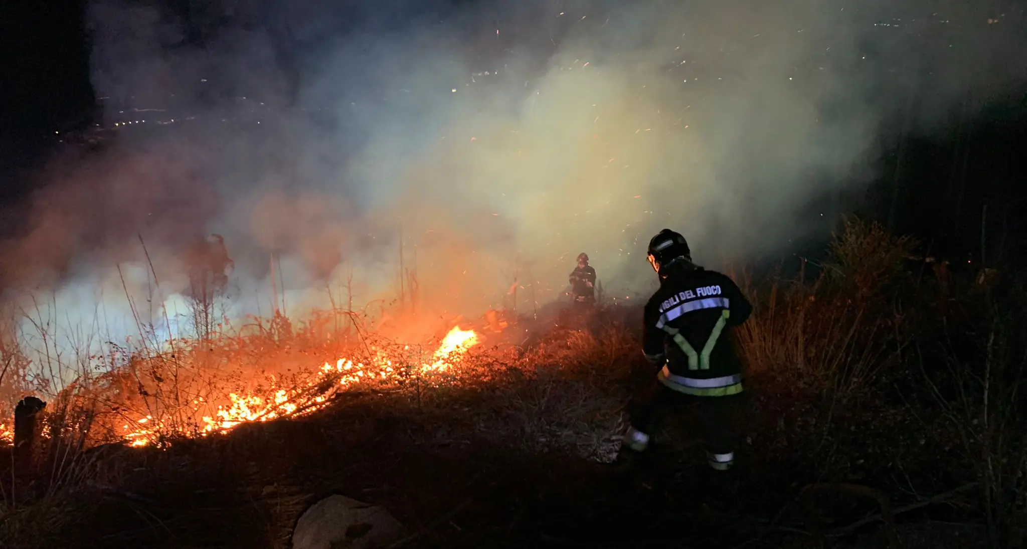 Boschi secchi, molti incendi boschivi, da Mori a Avio i più gravi: vigili del fuoco ed elicottero in azione questa mattina