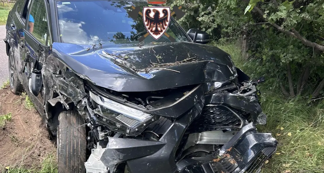 Paura a Ziano di Fiemme, auto si scontra con un furgone e poi finisce contro un albero