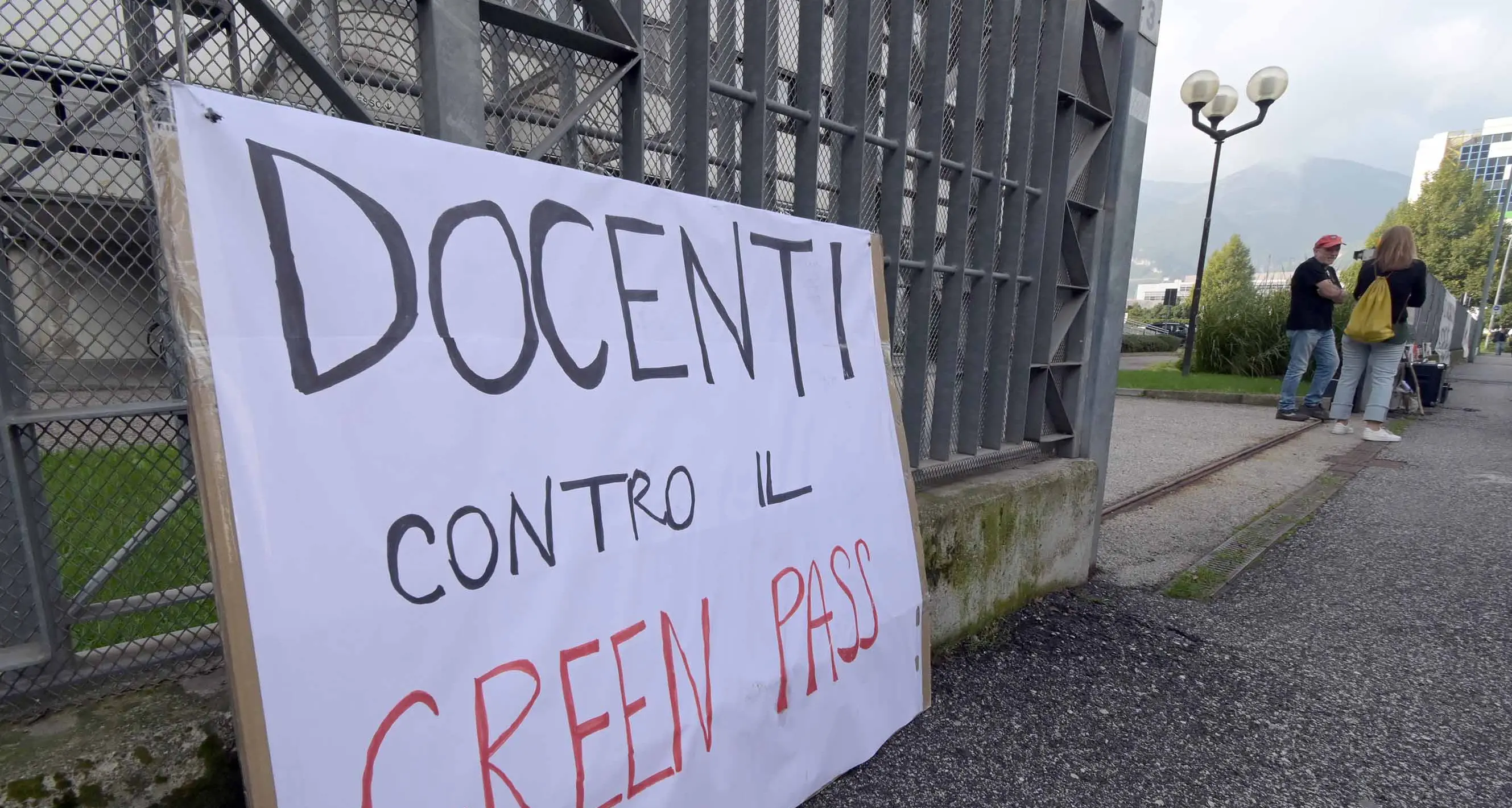 Manifestanti no-green pass all’assessorato alla scuola, aggrediti e insultati giornalista e fotografo dell’Adige