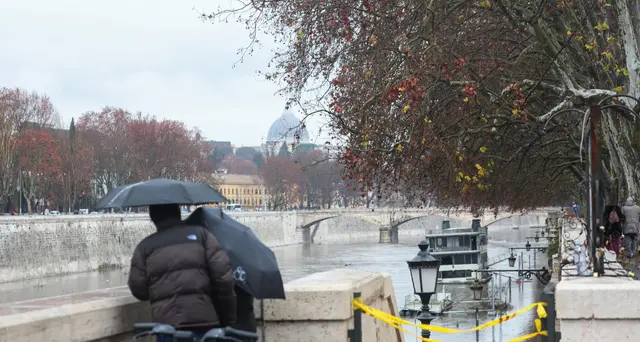 Maltempo: chiuse le banchine del Tevere a Roma, allagamenti e code