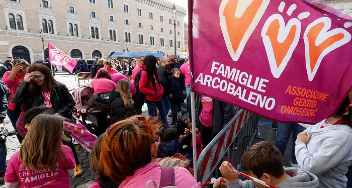 Annullato l’atto di nascita del figlio di una coppia gay: Milano come Padova