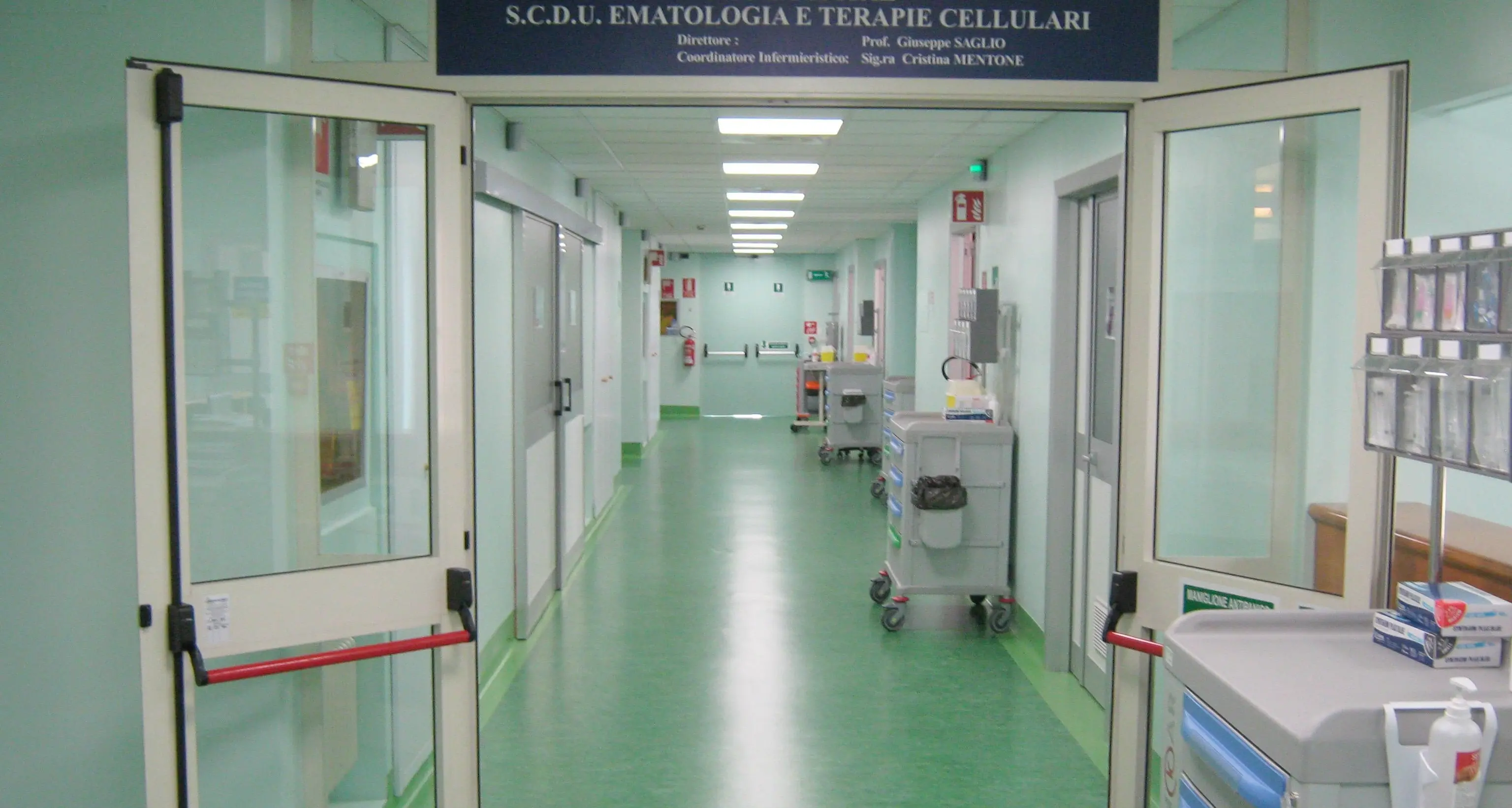 Agguato a forbiciate in ospedale alla ex moglie: se la cava con due anni di pena