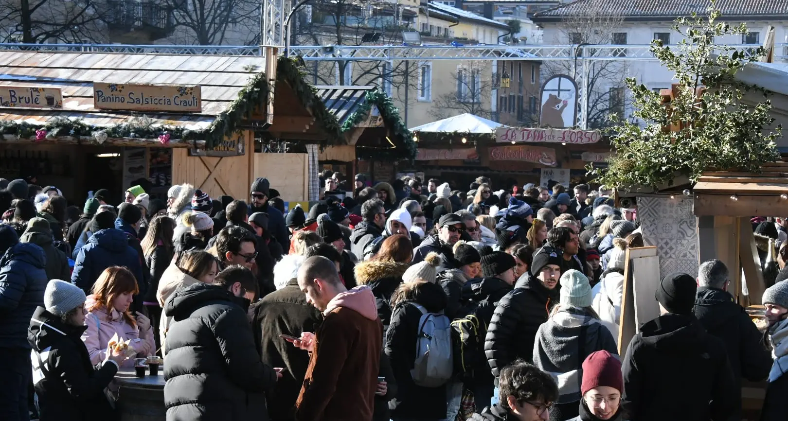 Corsa agli ultimi regali di Natale tra le casette dei Mercatini di Trento