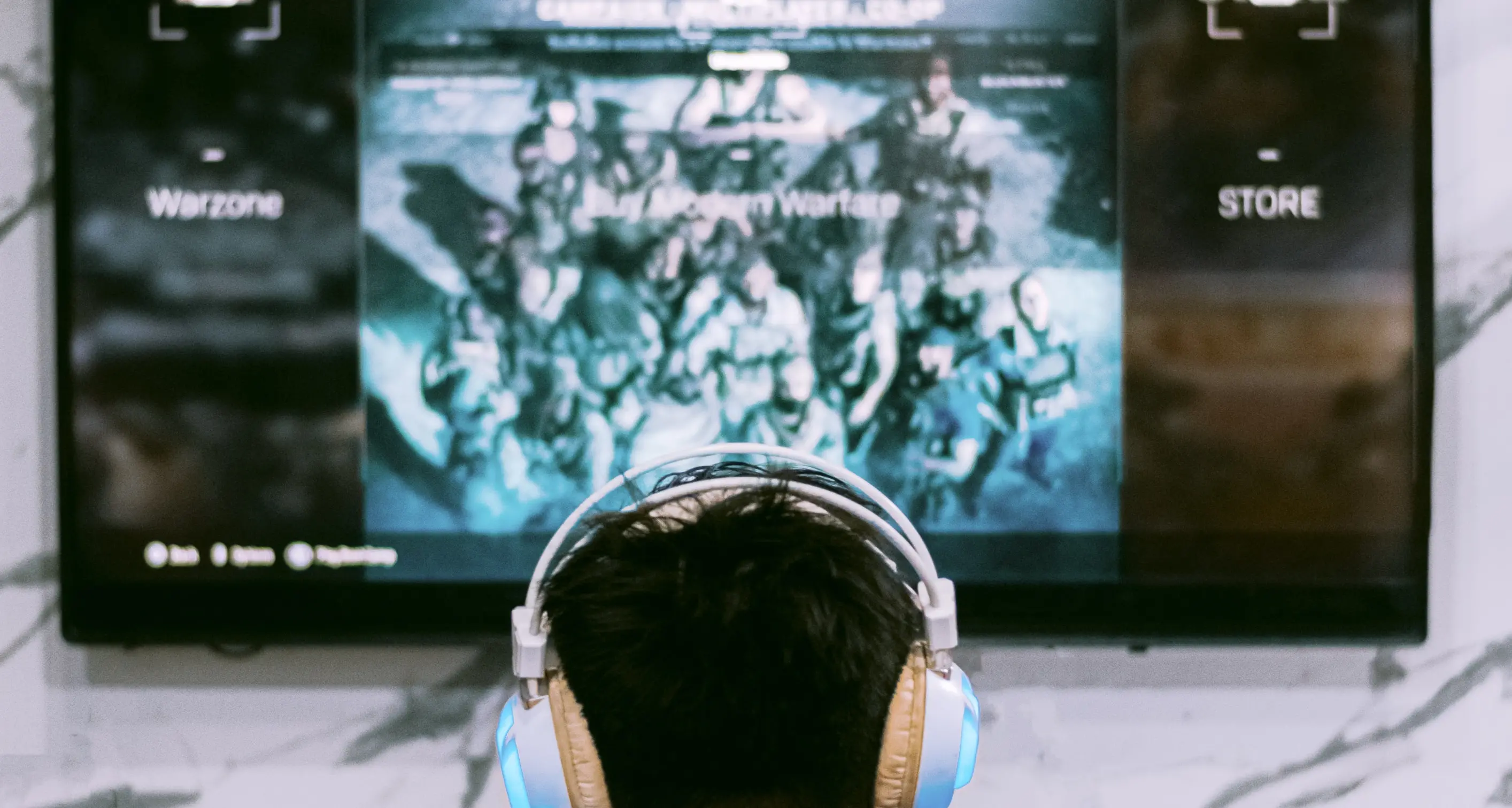 Gioca alla PlayStation con le cuffie e non si accoglie dei ladri: loro svaligiano l’appartamento