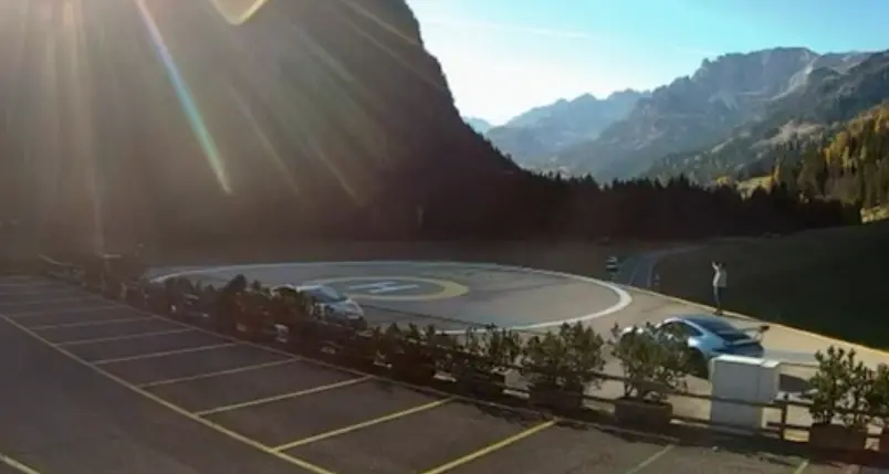 Canazei: alzano la sbarra che vieta l’accesso alla piazzola dell’elisoccorso, per provare le loro auto sportive