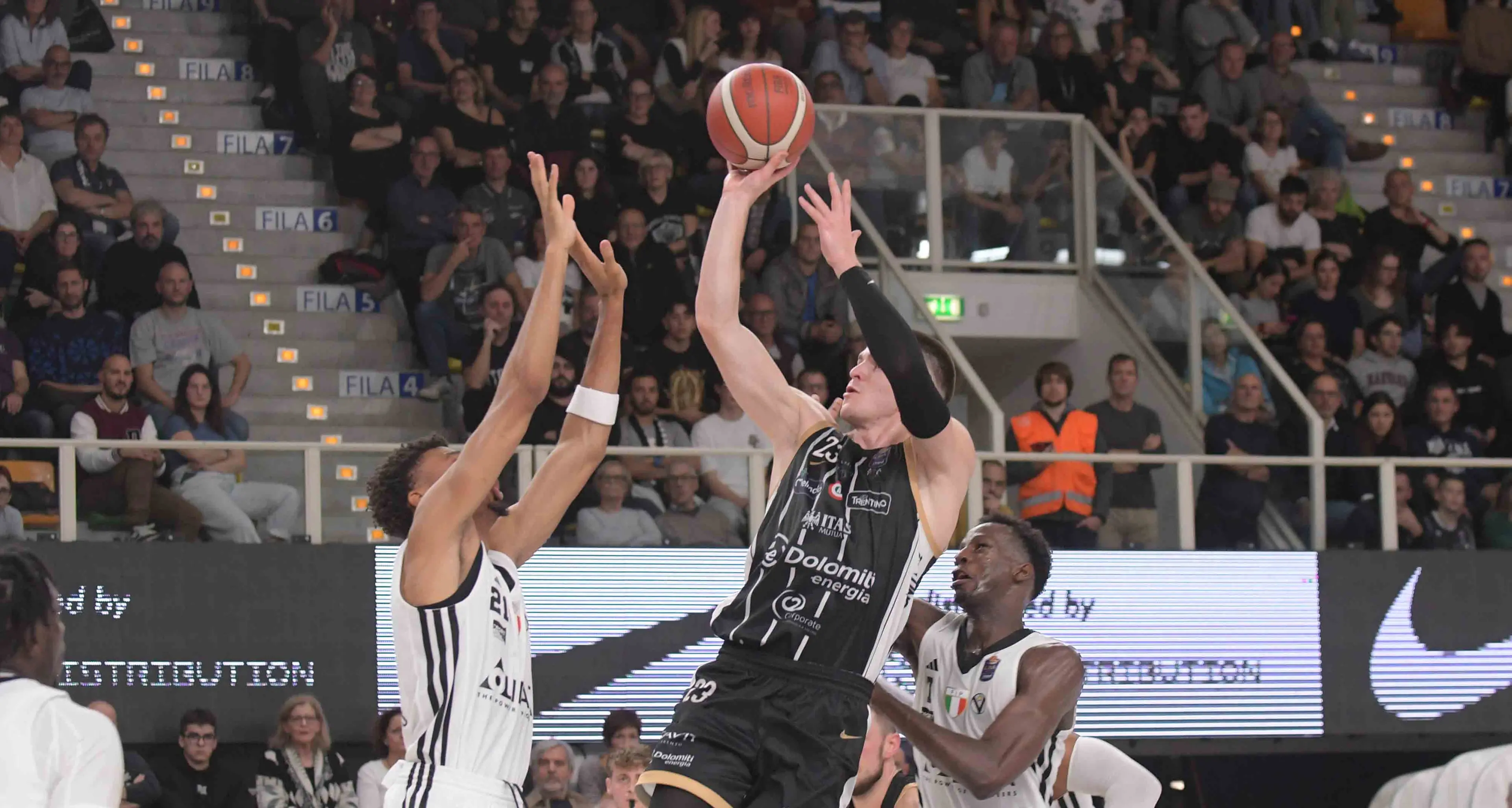 Tutto facile per la Virtus Bologna a Trento, l'Aquila cade in casa per 83-102