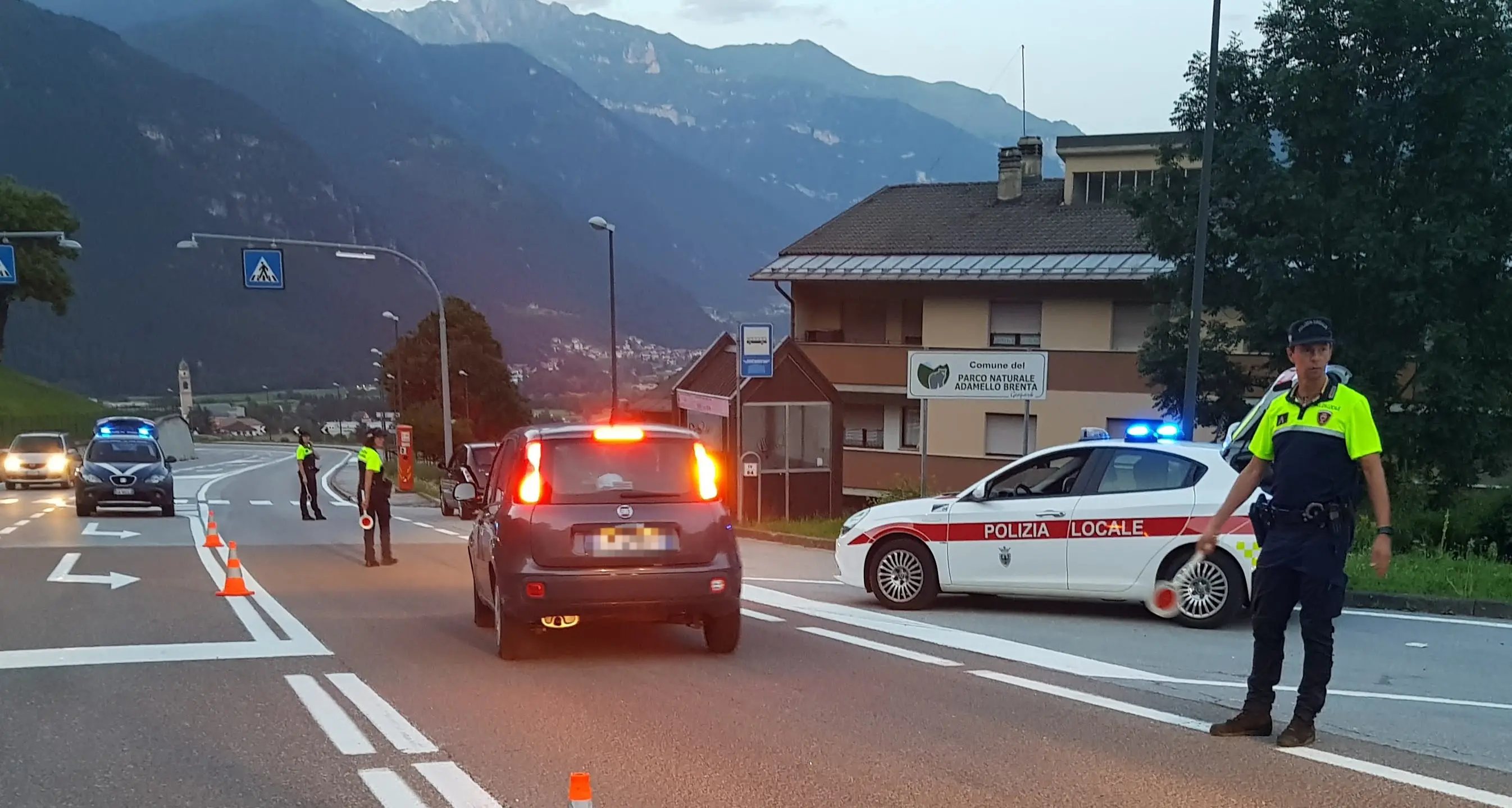 Tione, saltano il posto di blocco della Polizia Locale e scappano in auto e poi a piedi nel bosco: presi