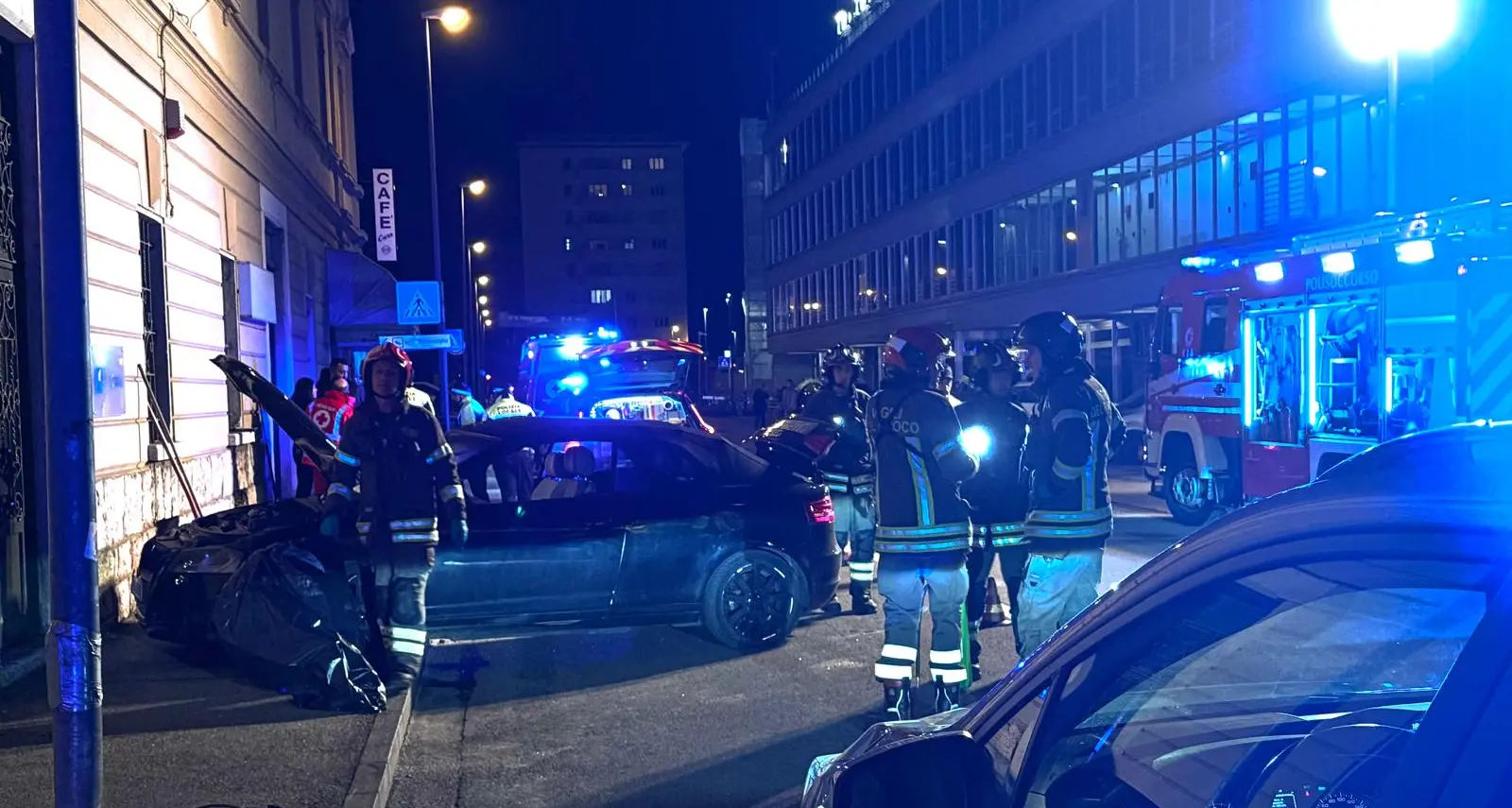 Tesla contro un lampione in via Segantini: ferita lieve la conducente