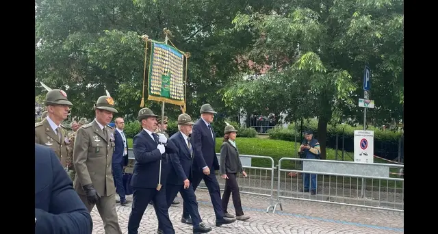 Adunata Alpini: ministro Crosetto sfila con le 'penne nere'