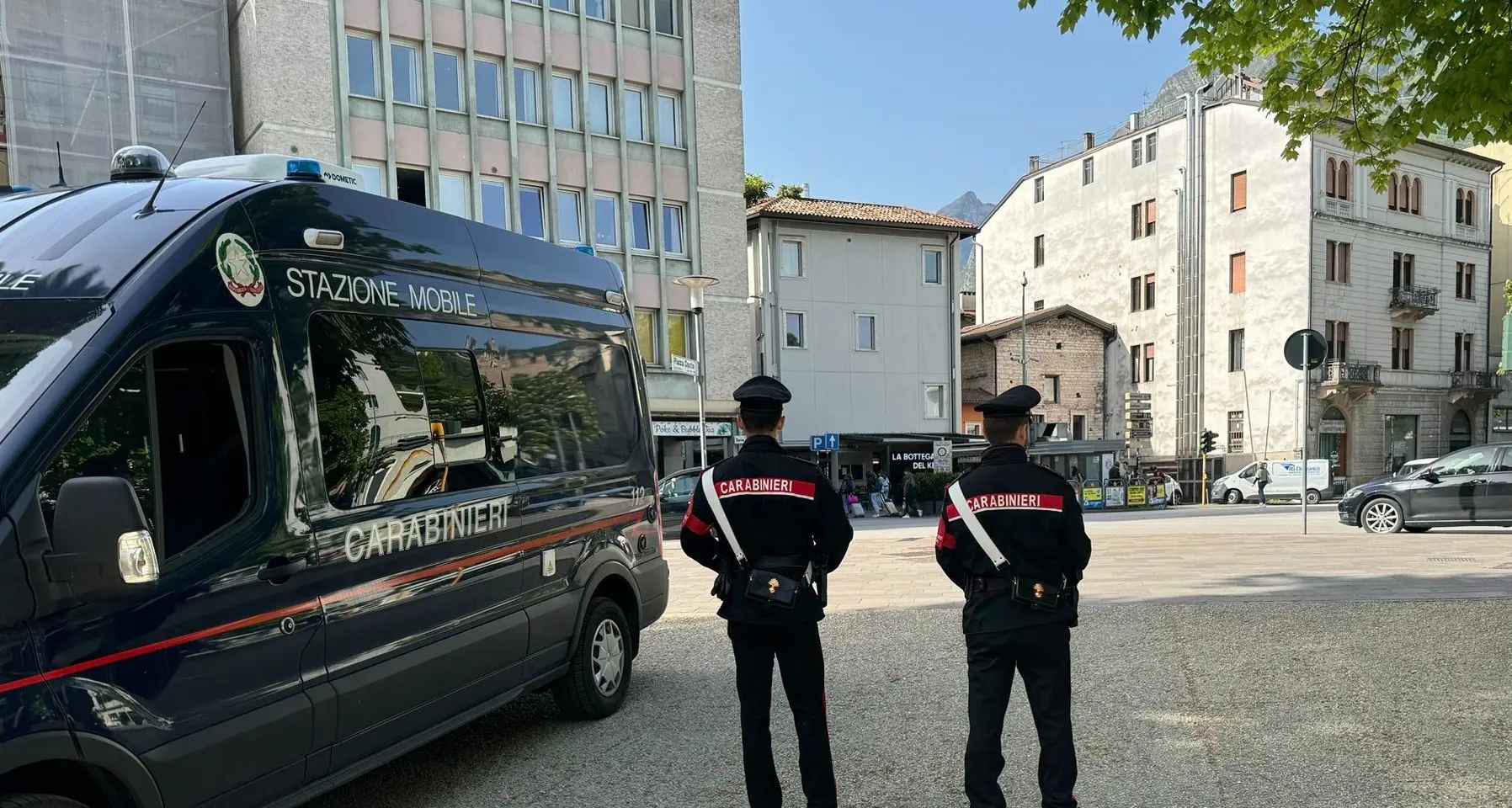 Prima ruba le birre, poi aggredisce la guardia del supermercato: arrestata