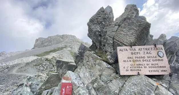 Un masso colpisce una turista sulla ferrata Bepi Zac: soccorsa dall'elicottero, portata al Santa Chiara