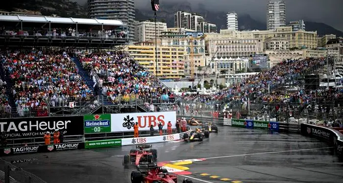 Pioggia, incidenti, interruzioni ed errori di scuderia: a Montecarlo vince Perez, Leclerc solo quarto (ed infuriato con i box)