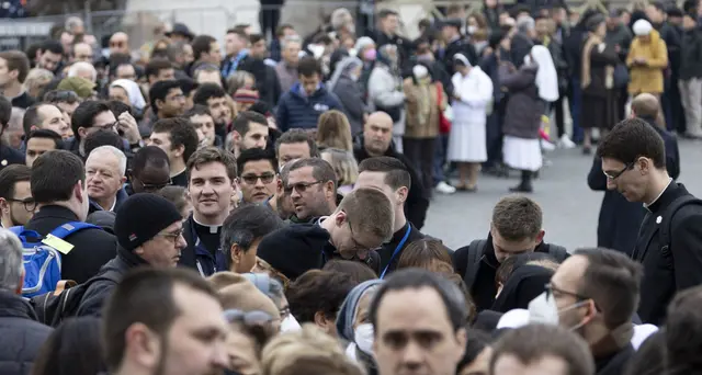 Ratzinger: migliaia di persone in fila per l'omaggio