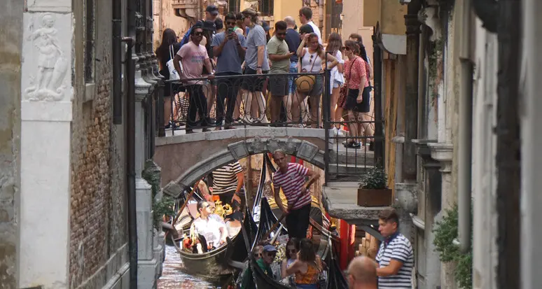 Venezia mette un limite ai gruppi organizzati, al massimo in 25