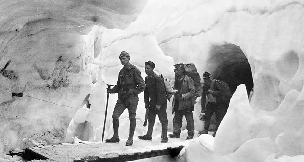 La Marmolada, dalla \"Città di ghiaccio\" all'invenzione della Valanga Azzurra (che si allenava qui)