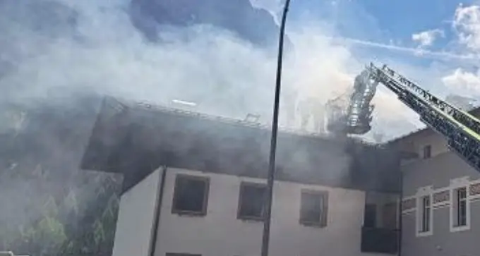 Principio d'incendio in un hotel della Val di Fassa