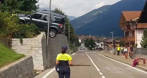 Freno a mano non tirato, l’auto si muove e si ferma sul muretto