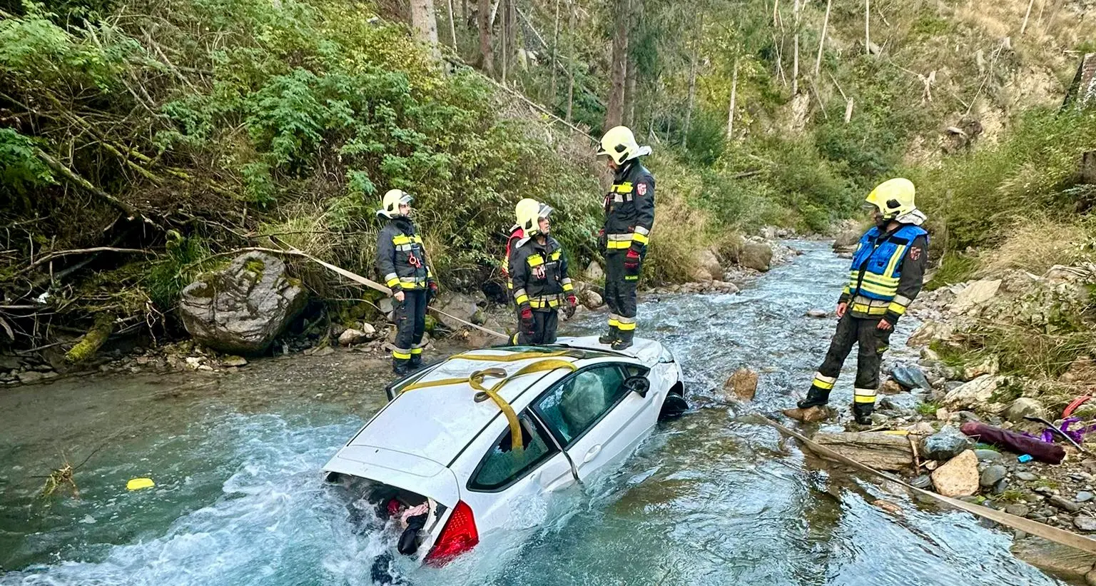 Auto vola nel torrente, miracolati donna e bambino
