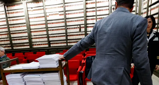 Dl lavoro: opposizioni lasciano commissione, 'è una pantomima'