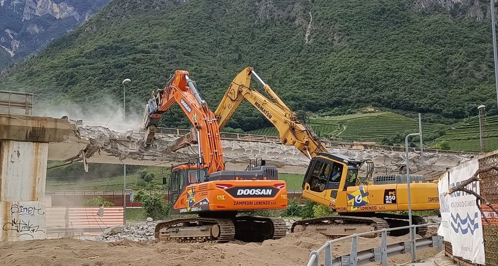 Addio al cavalcavia di Ravina, è iniziata la demolizione dei piloni, in arrivo la «fase 5» del cantiere del ponte