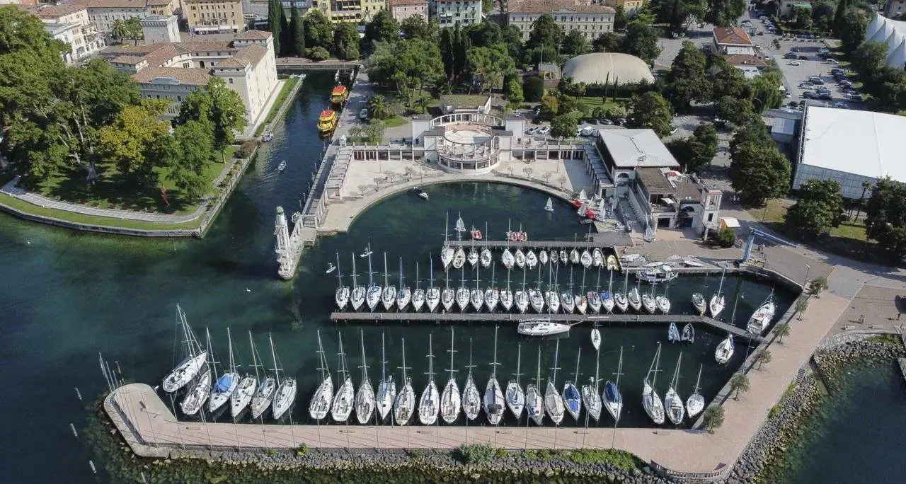 La Lega di Riva all’attacco: «Fierecongressi restituisca le chiavi della Spiaggia degli Olivi, è dei rivani»