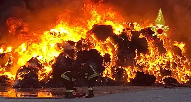 Incendio rifiuti: sindaco Eboli, tenere porte e finestre chiuse