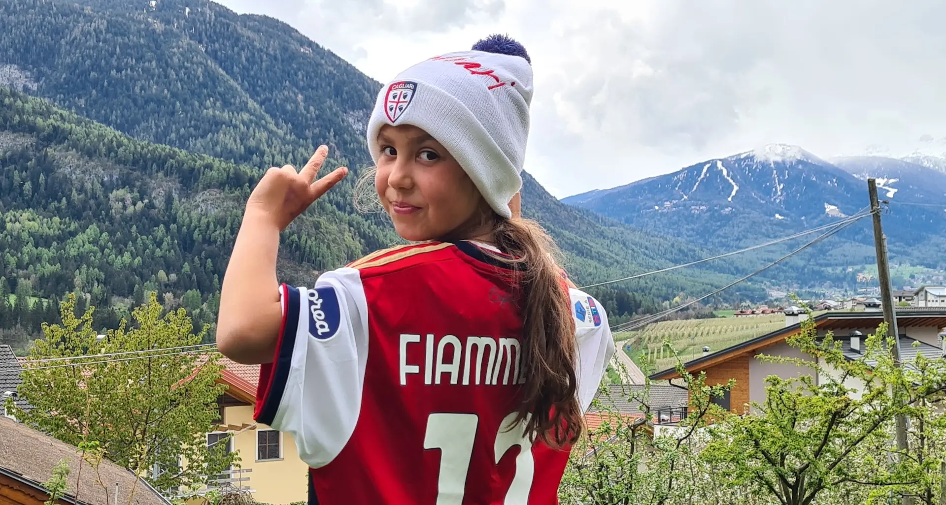 Fiammetta, la DAD con le caprette, ma con la maglia del Cagliari