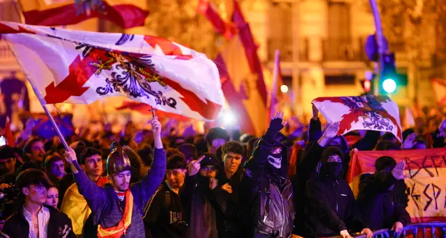 Spagna: incidenti sotto la sede del Psoe, la polizia carica