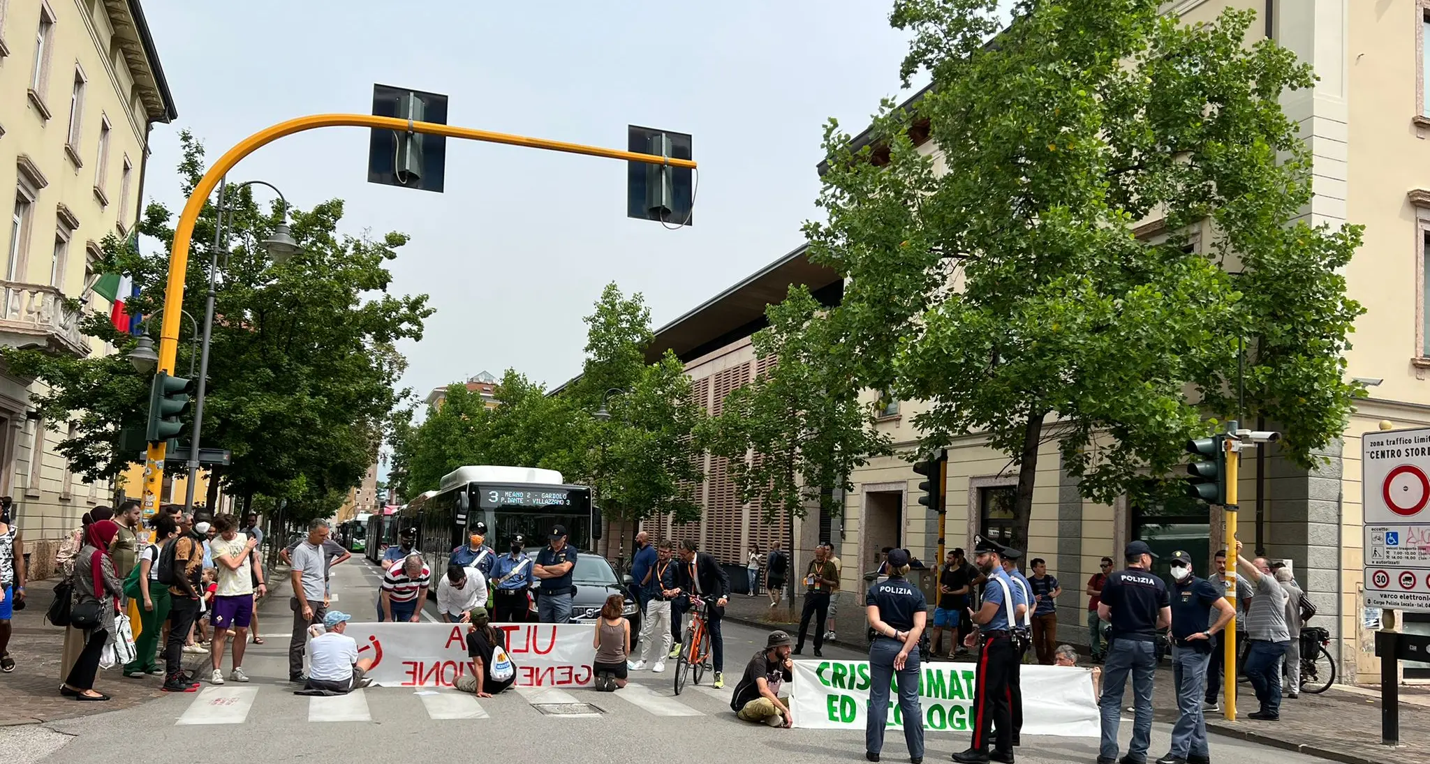 Arriva Cingolani, Fridays For Future blocca il traffico in centro, viabilità in tilt