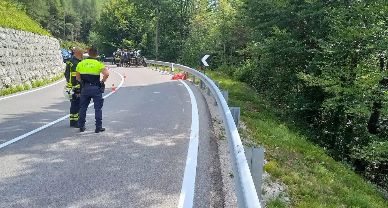 Finisce fuori strada a San Lorenzo in Dorsino, ferito un motociclista di 28 anni