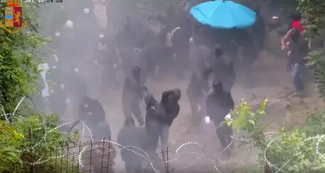 Attacco al cantiere Tav: violenti scontri tra le forze dell’ordine e un gruppo d’incappucciati