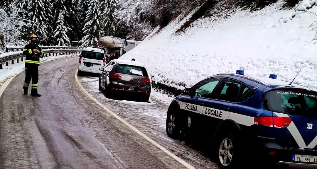 Statale del Caffaro chiusa, neve e ghiaccio al Ballino: auto di traverso e colonne di mezzi fermi, interviene la Polizia Locale