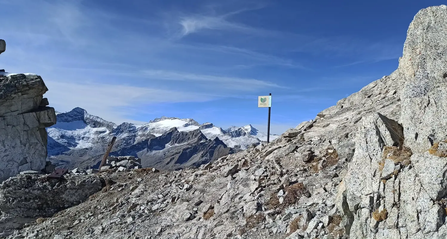 Trecento cartelli con pali di ferro per delimitare tutto il perimetro del Parco Adamello Brenta, ed è già polemica