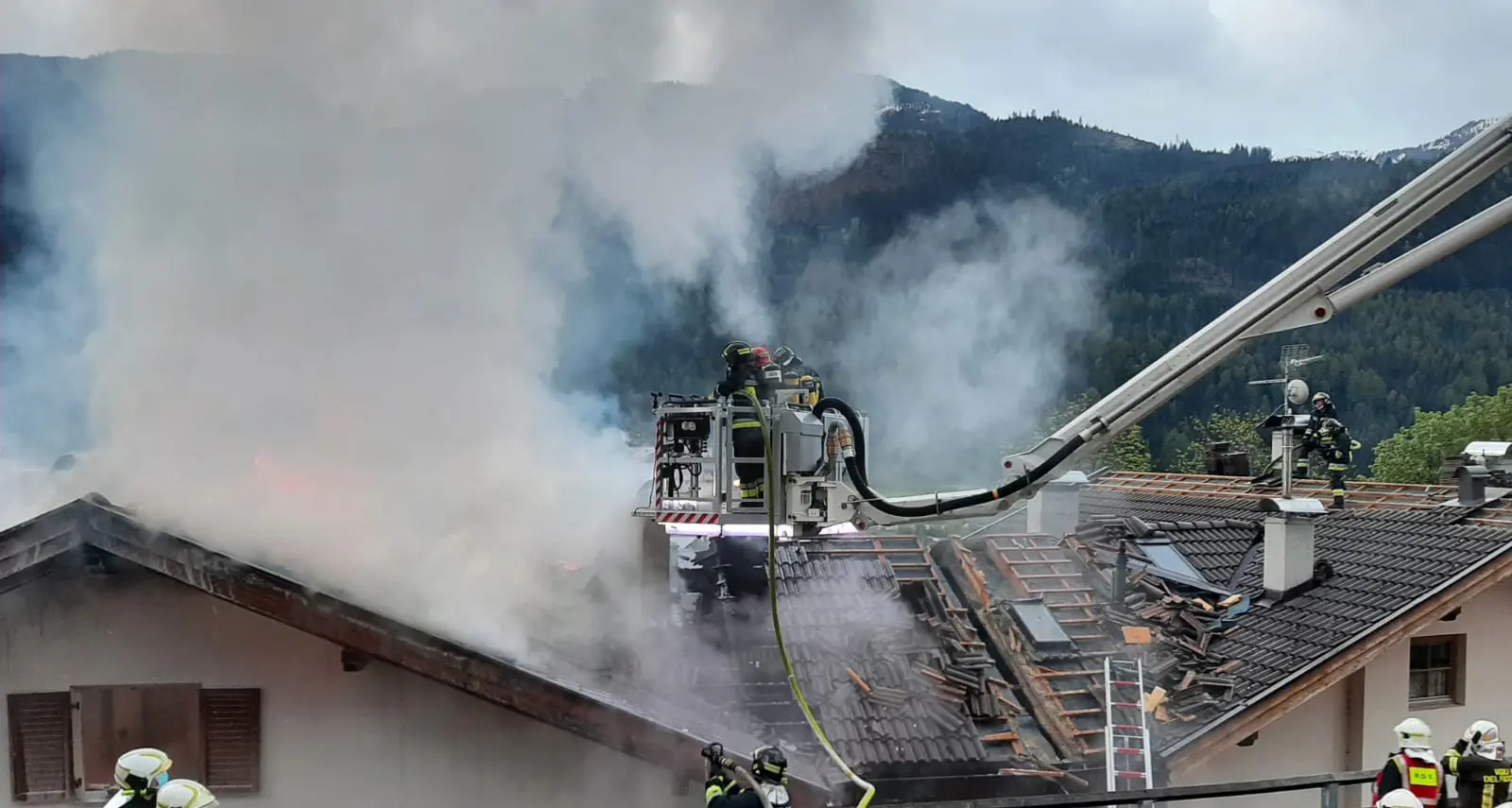 Disastroso incendio di Ziano: una gara di solidarietà per aiutare le sette persone evacuate